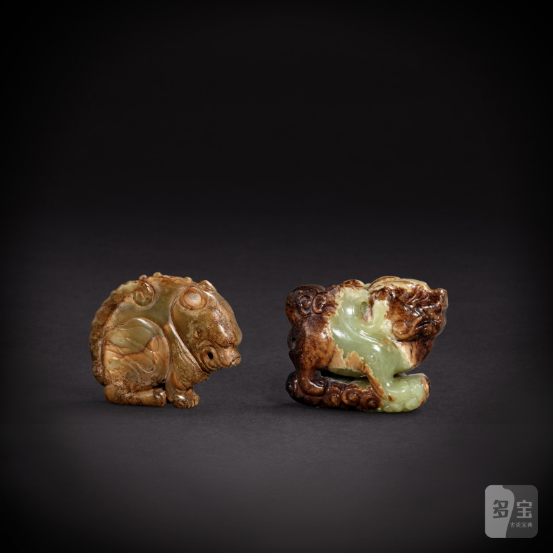 Two yellowish-celadon jade 'mythical beast' pendants, Ming dynasty | 明 青黃玉瑞獸珮兩件 - 图2